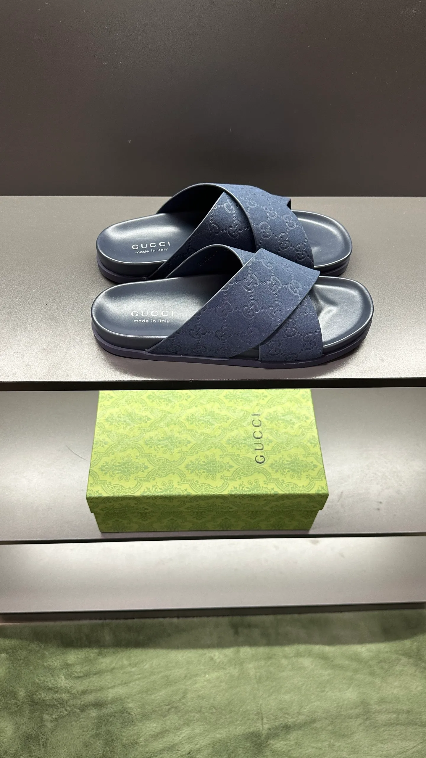 [G Home New Style] P: 300💰Men's size 39~45, (46. Customized) This slipper is made of GG polyester fiber and is decorated with a Gucci label on the front, which adds a striking logo feel to the style. "Gucci Made in Italy" stamped label Rubber sole Flat Made in Italy